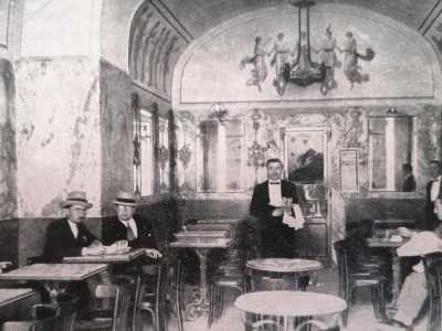 ...e all�interno le eleganti sale affrescate con scene classiche, erano finemente arredate con tavolini in ferro battuto e marmo, divanetti e specchi dorati